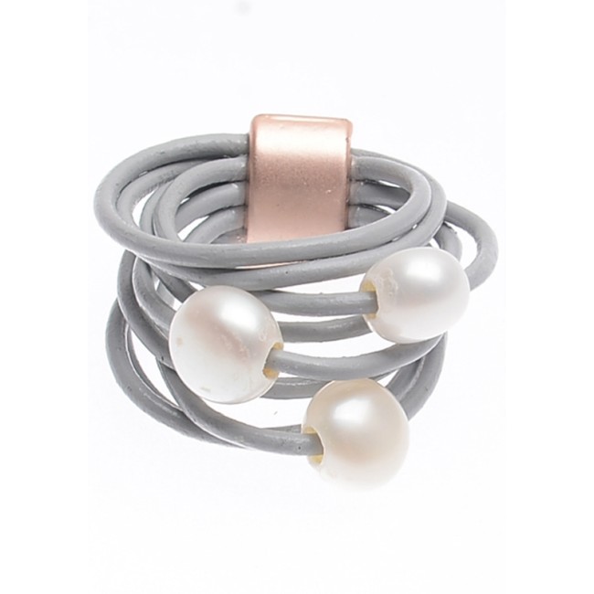 CULTURED PEARLS LEATHER RING
