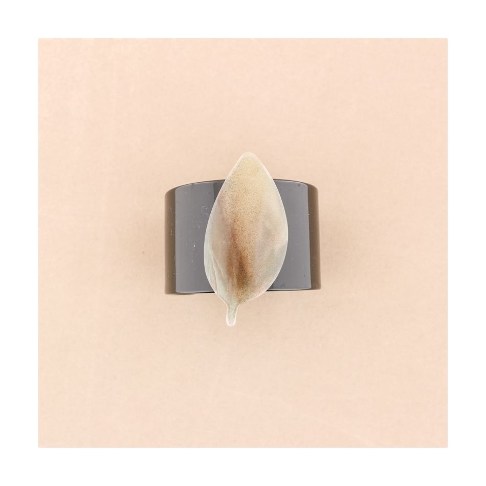 PULSERA ABIERTA RESINA HOJA