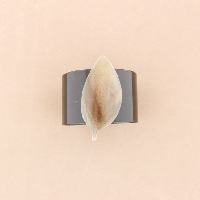 PULSERA ABIERTA RESINA HOJA