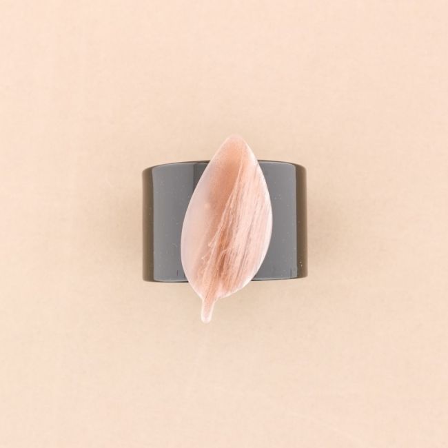 PULSERA ABIERTA RESINA HOJA