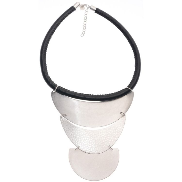 TRIPLE METAL PENDANT SHORT NECKLACE