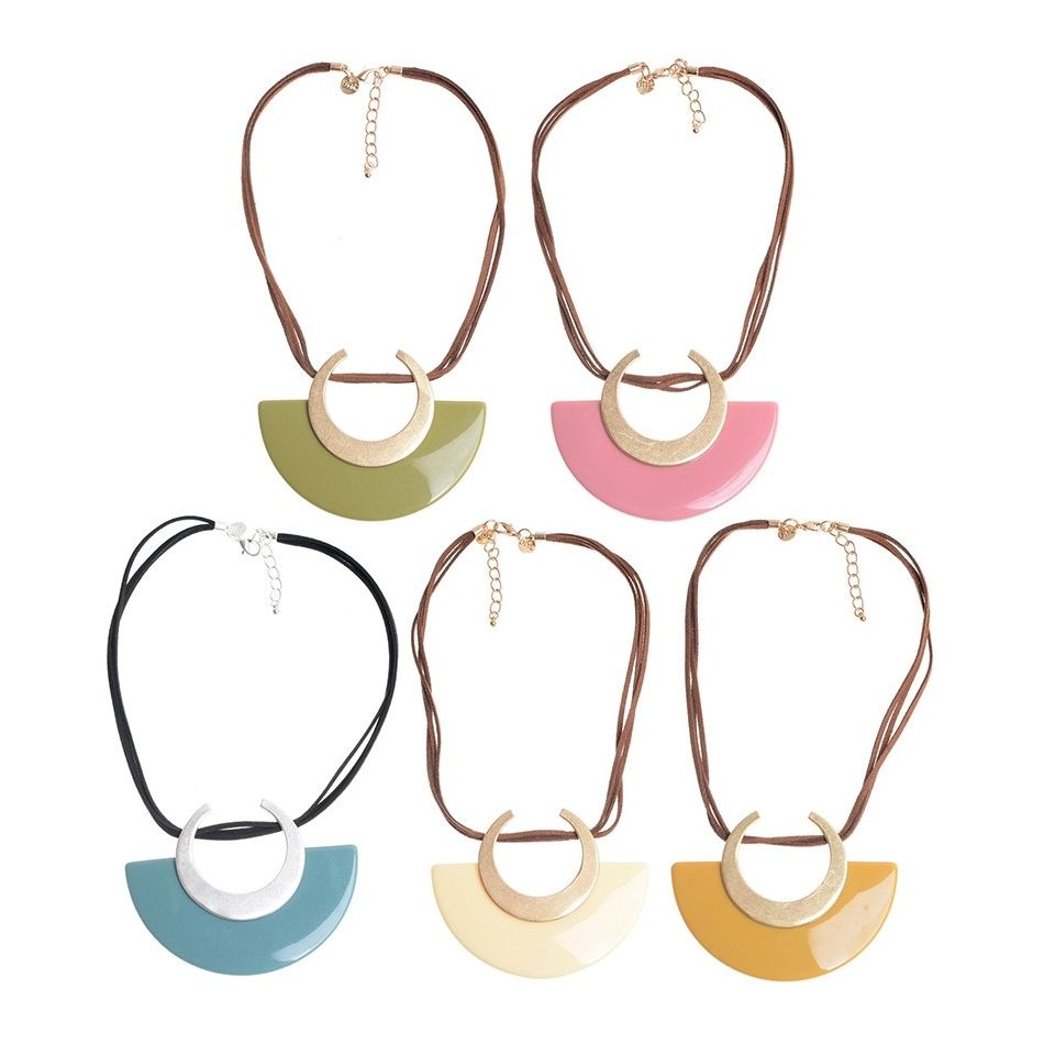 METAL RESIN PENDANT SHORT NECKLACE