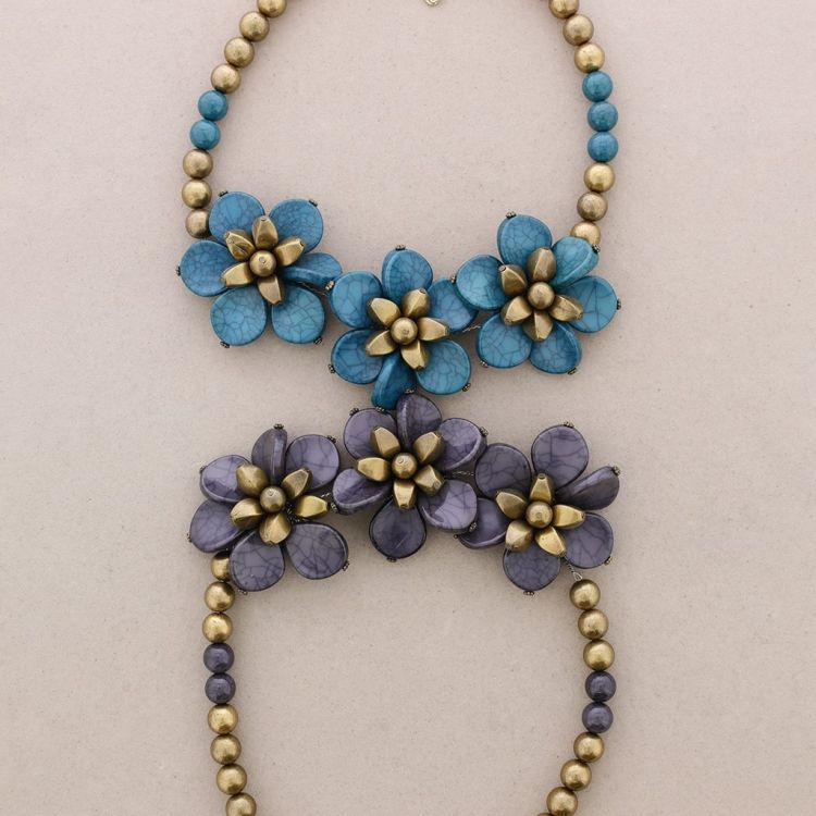 RESIN SHORT NECKLACE 3 FLOWERS 2