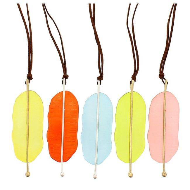 LONG RESIN PENDANT NECKLACE WITH METAL STRIP