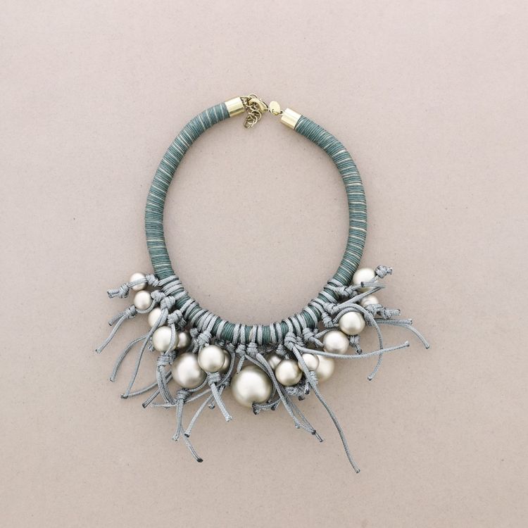 PENDANT SHORT NECKLACE BALL LACES