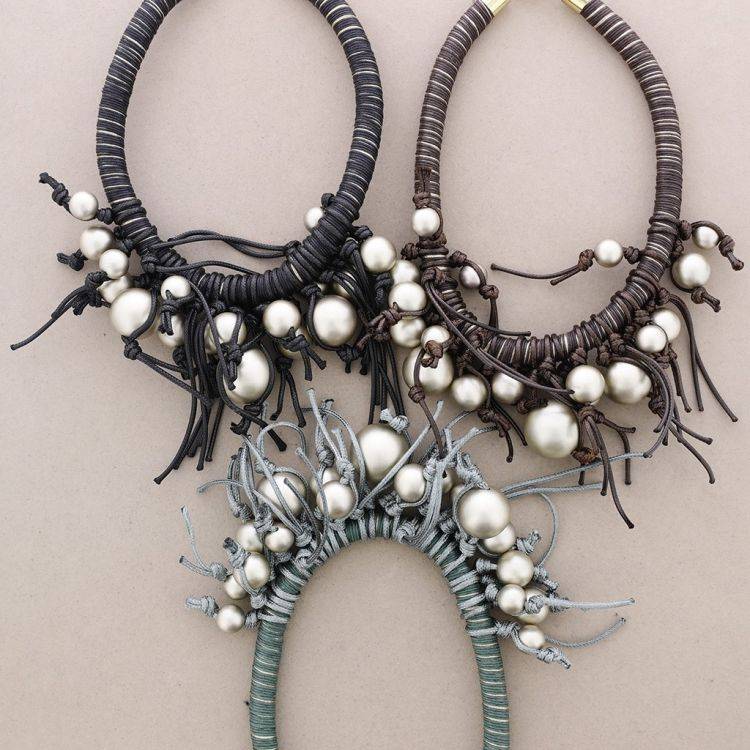 GARGANTILLA COLG. CORDONES BOLAS 2