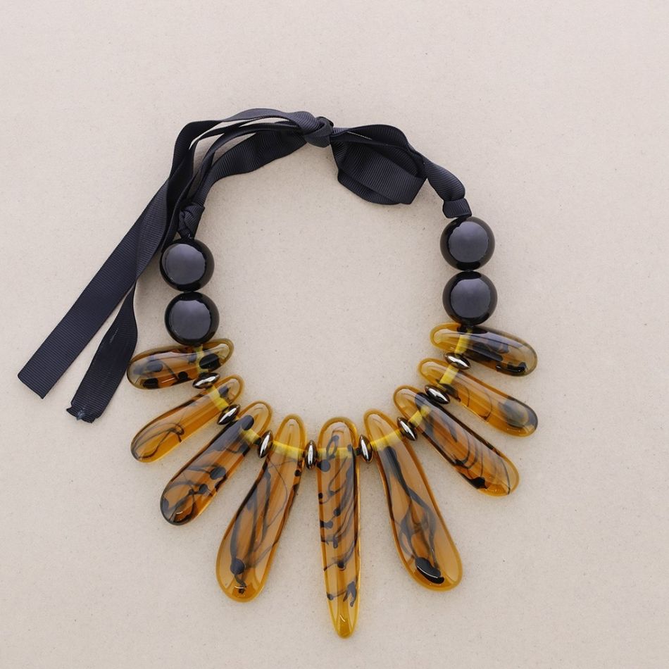 RESIN BEADS SHORT NECKLACE