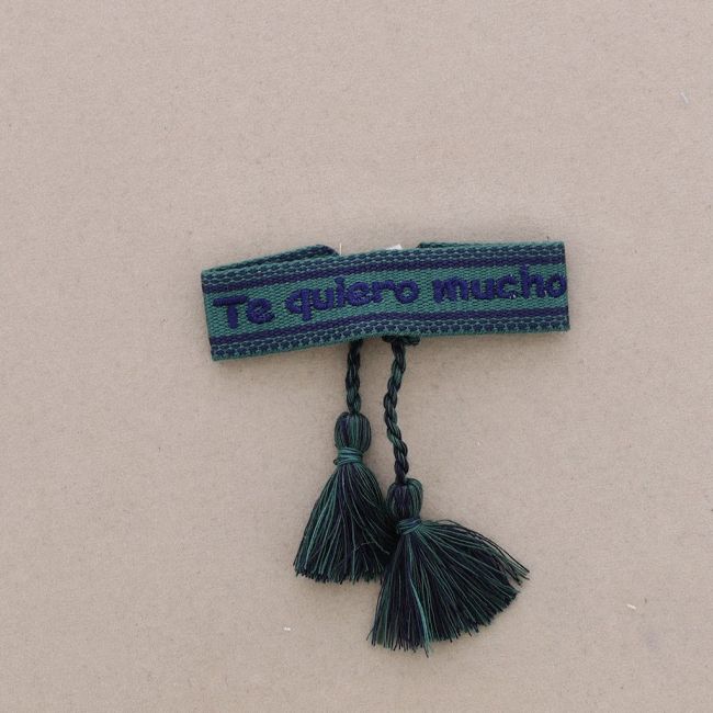 PULSERA  MACRAMÉ TE QUIERO MUCHO FLECOS