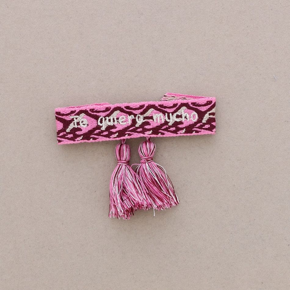 PULSERA  MACRAMÉ TE QUIERO MUCHO FLECOS
