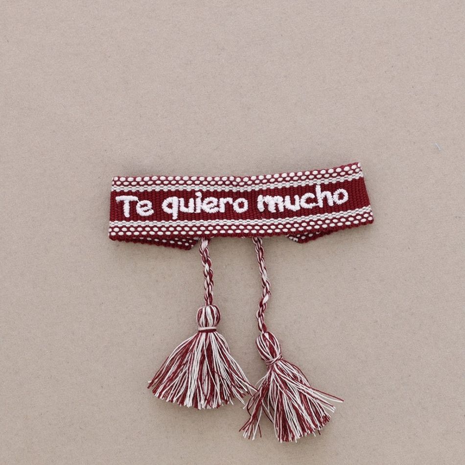 PULSERA  MACRAMÉ TE QUIERO MUCHO FLECOS