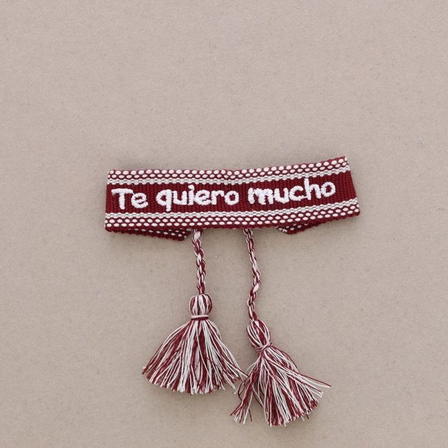 PULSERA  MACRAMÉ TE QUIERO MUCHO FLECOS