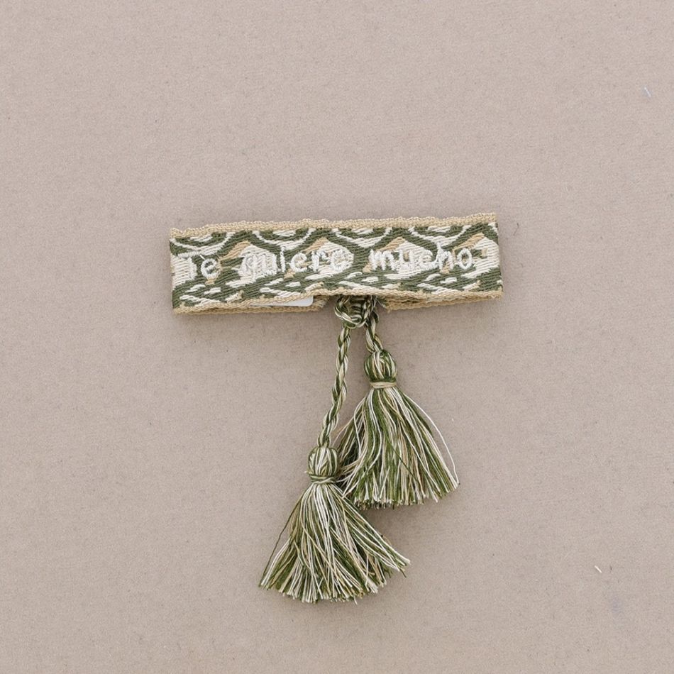 PULSERA  MACRAMÉ TE QUIERO MUCHO FLECOS