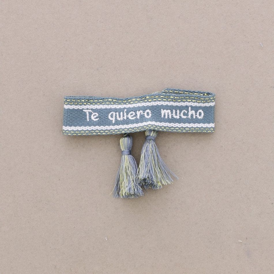 PULSERA  MACRAMÉ TE QUIERO MUCHO FLECOS