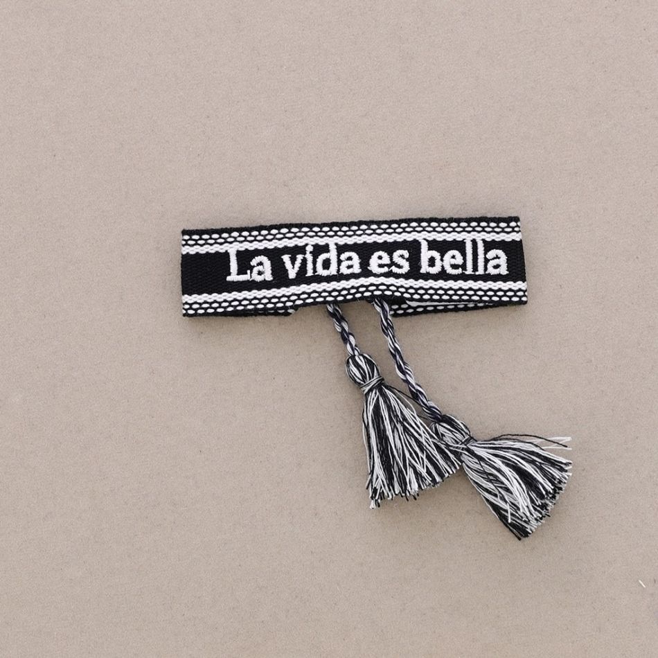 PULSERA  MACRAMÉ LA VIDA ES BELLA FLECOS