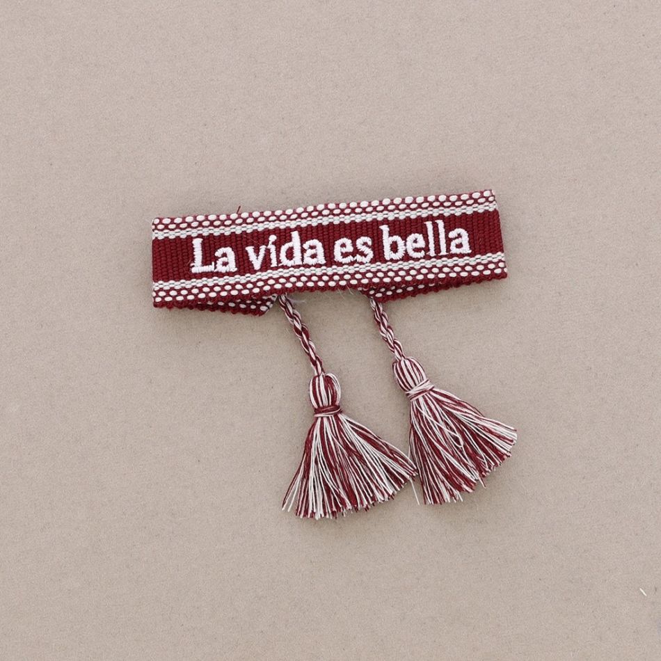 PULSERA  MACRAMÉ LA VIDA ES BELLA FLECOS