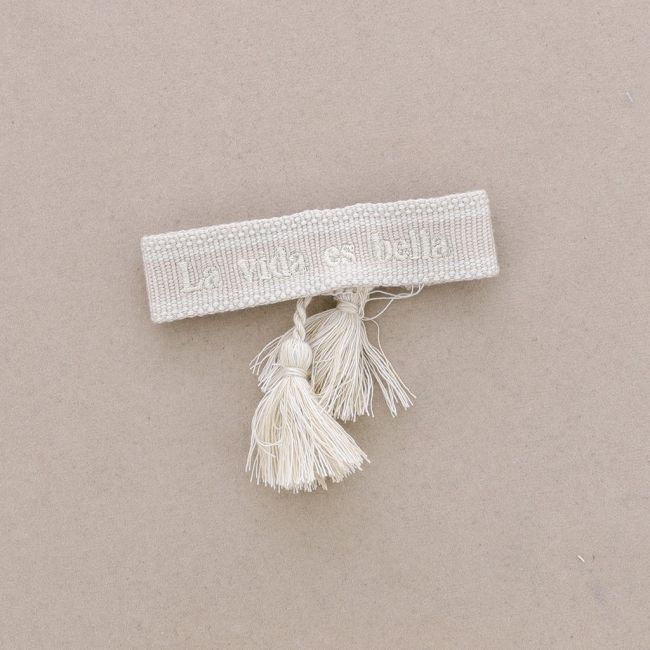 PULSERA  MACRAMÉ LA VIDA ES BELLA FLECOS