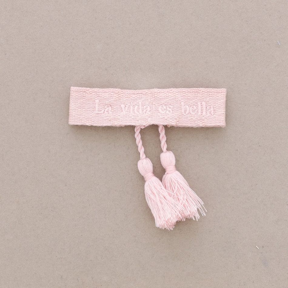 PULSERA  MACRAMÉ LA VIDA ES BELLA FLECOS