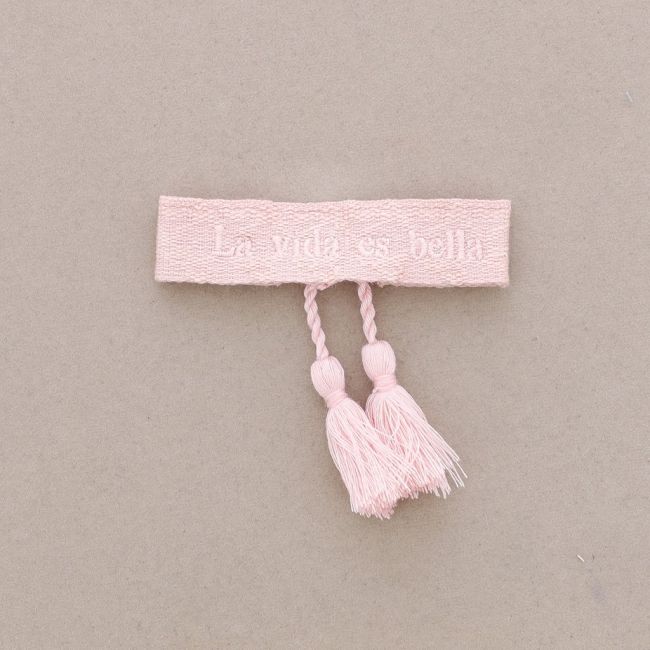 PULSERA  MACRAMÉ LA VIDA ES BELLA FLECOS