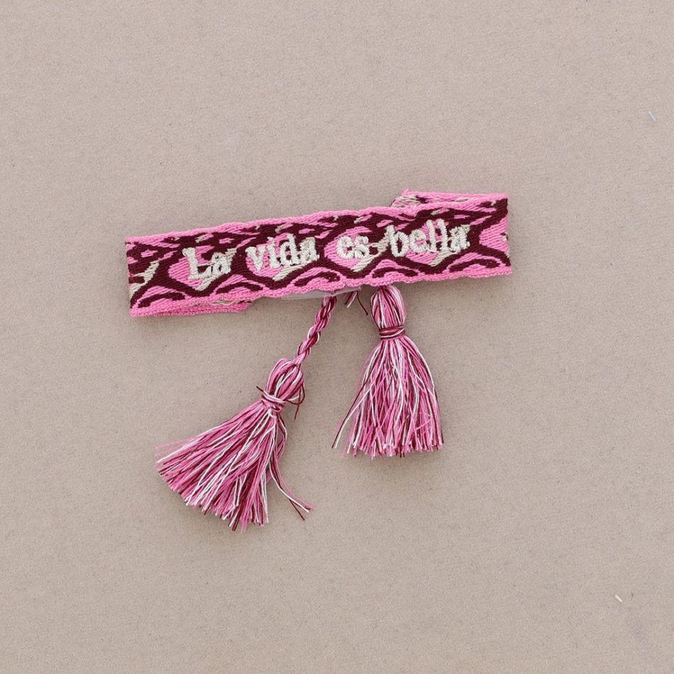 PULSERA  MACRAMÉ LA VIDA ES BELLA FLECOS