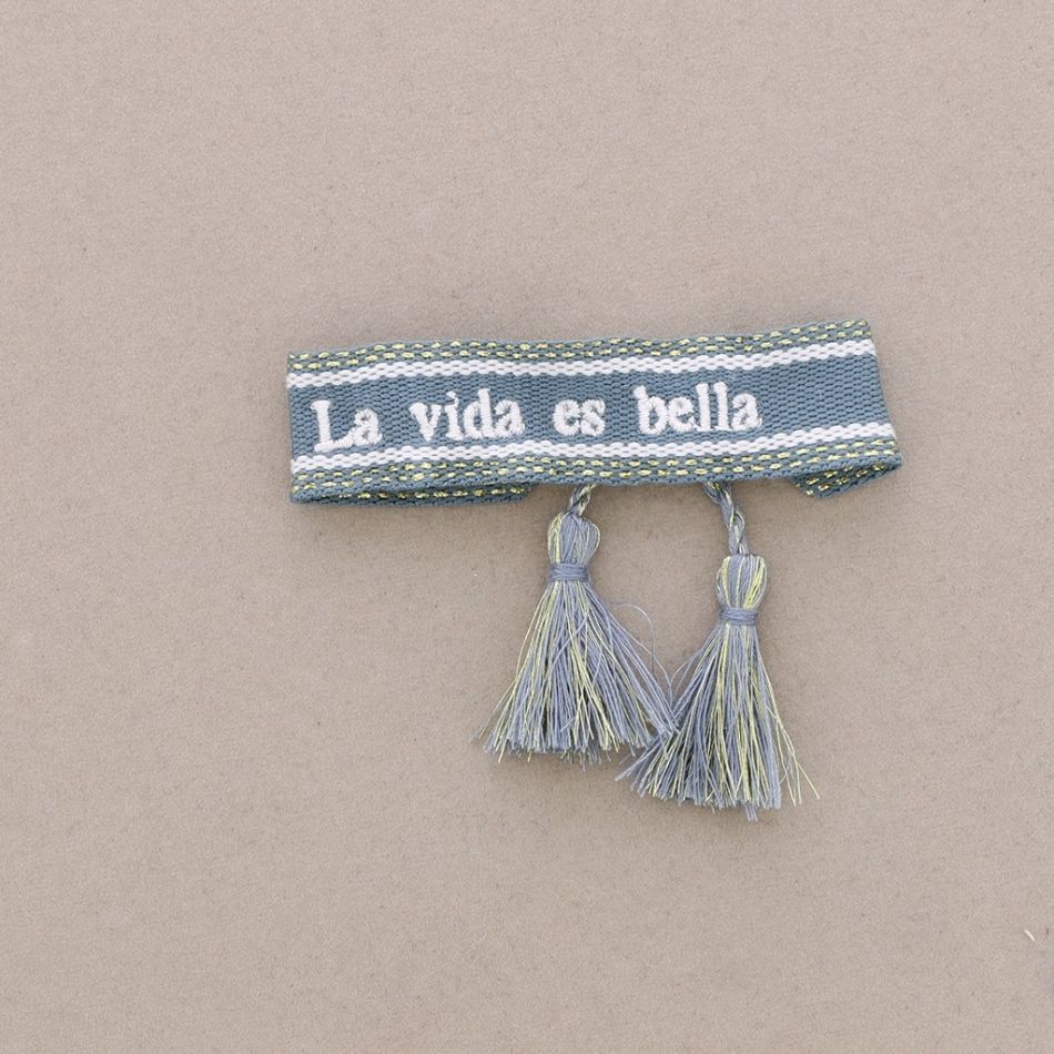 PULSERA  MACRAMÉ LA VIDA ES BELLA FLECOS