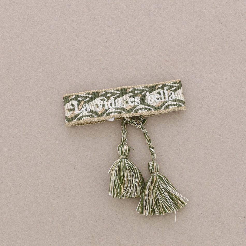 PULSERA  MACRAMÉ LA VIDA ES BELLA FLECOS