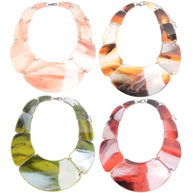 IMI RESIN SHORT NECKLACE. BONE