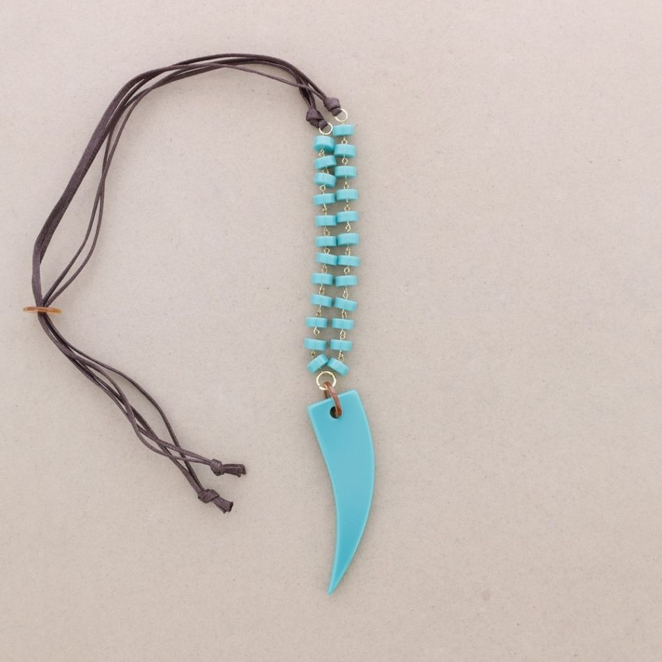 COLLAR LARGO COLGANTE CUERNO RESINA