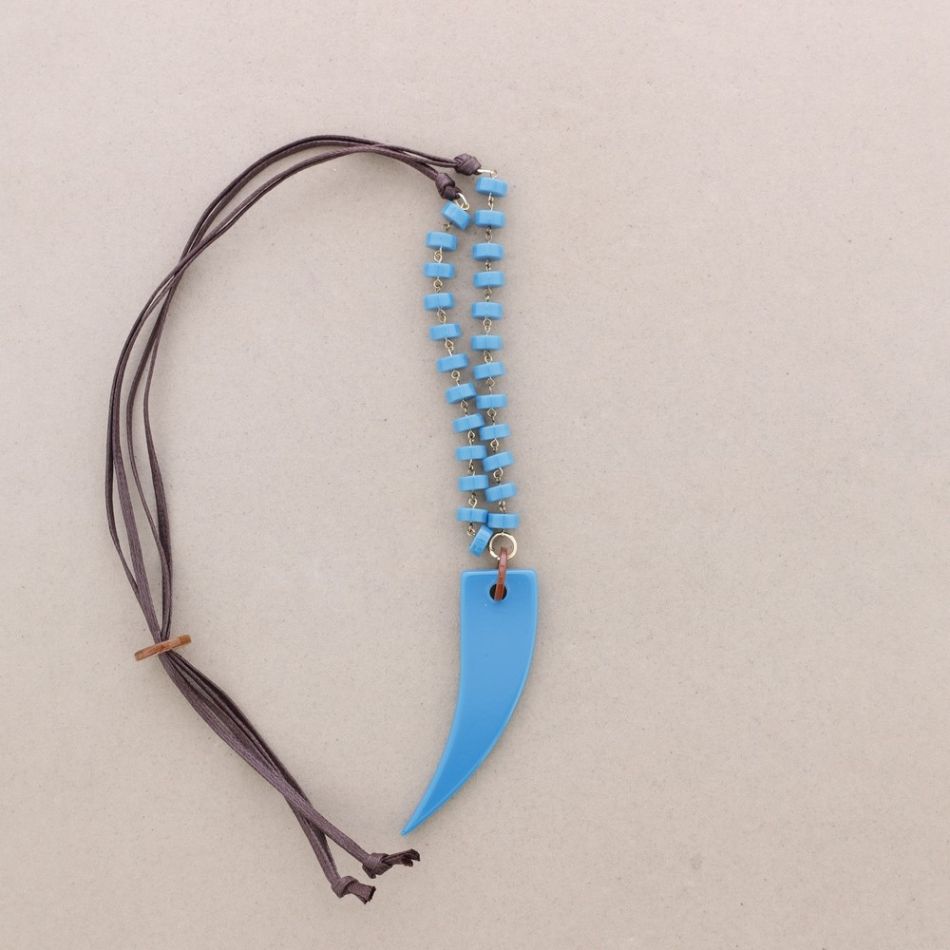 COLLAR LARGO COLGANTE CUERNO RESINA