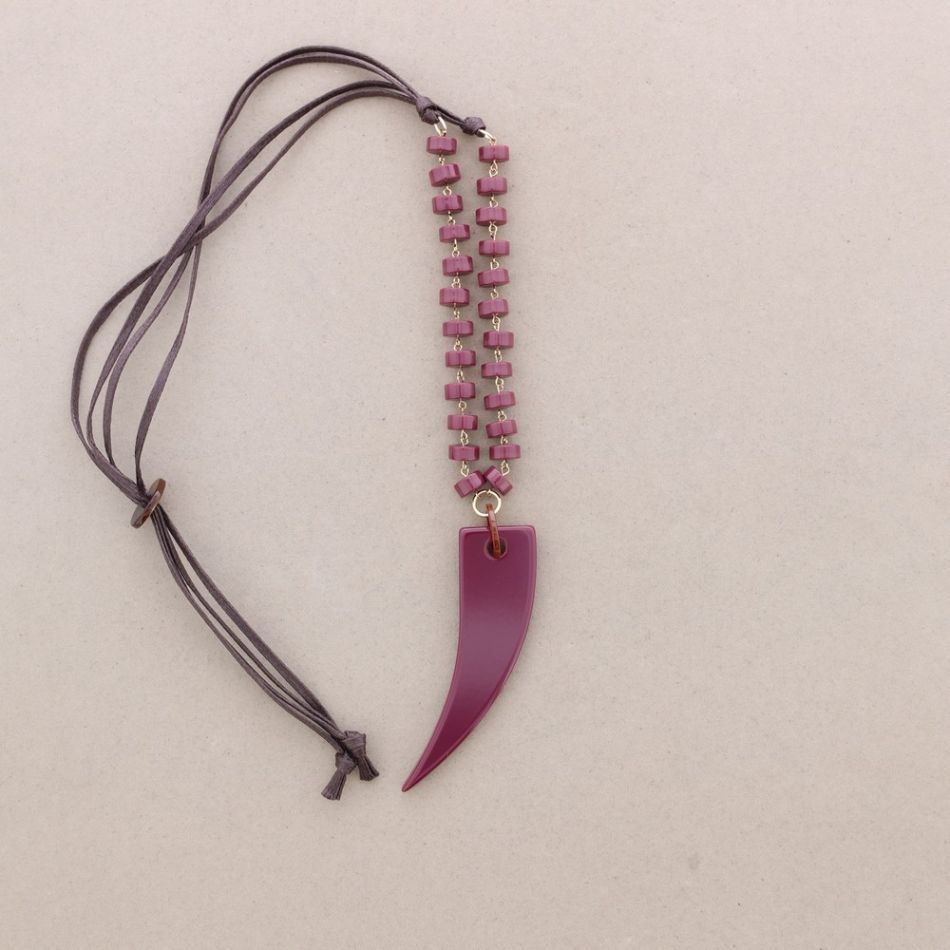 COLLAR LARGO COLGANTE CUERNO RESINA