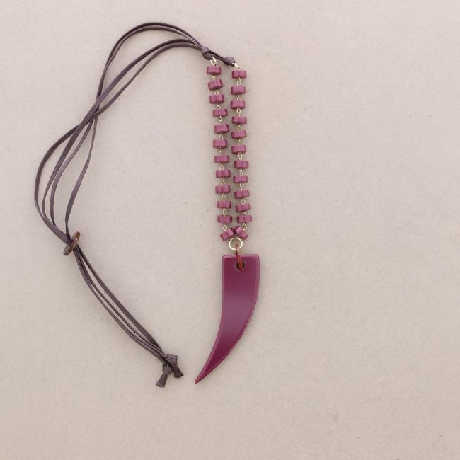 COLLAR LARGO COLGANTE CUERNO RESINA