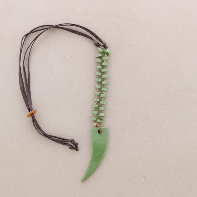 COLLAR LARGO COLGANTE CUERNO RESINA