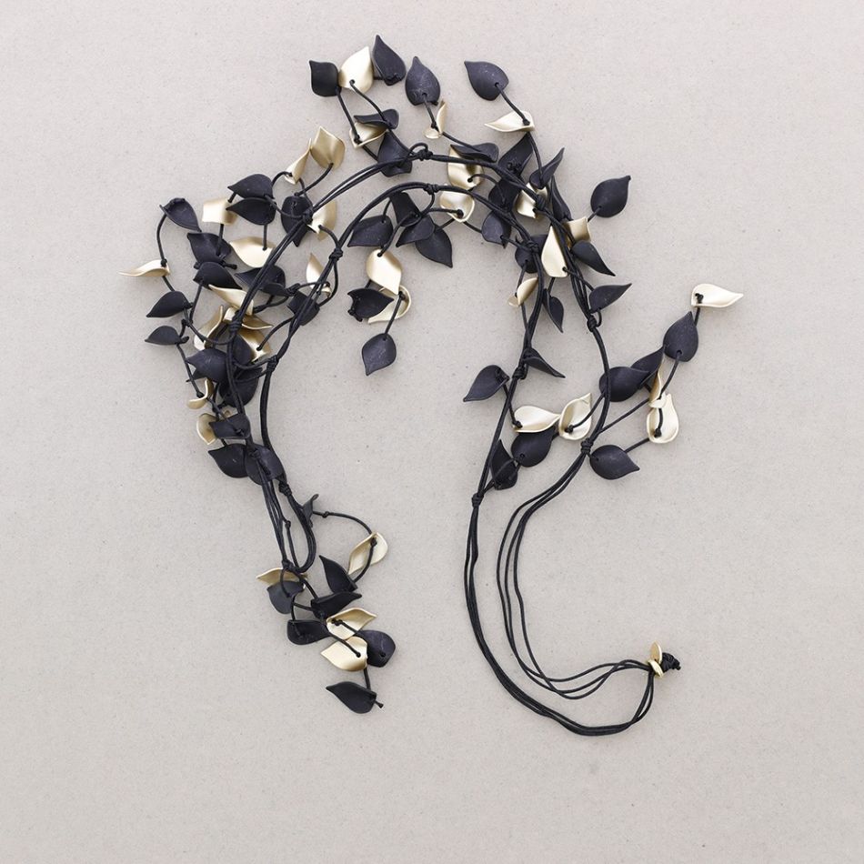 LONG NECKLACE WITH RESIN PETALS PENDANTS