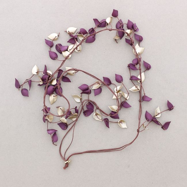 LONG NECKLACE WITH RESIN PETALS PENDANTS
