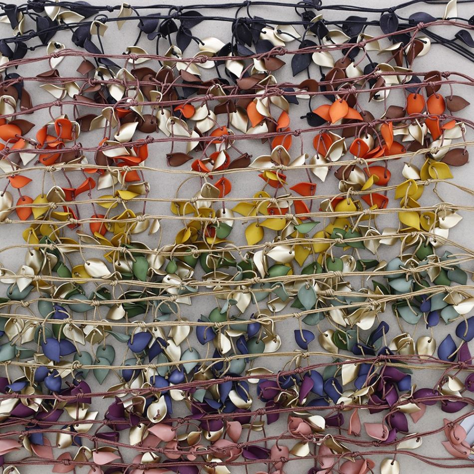 COLLAR LARGO COLGANTES PÉTALOS RESINA