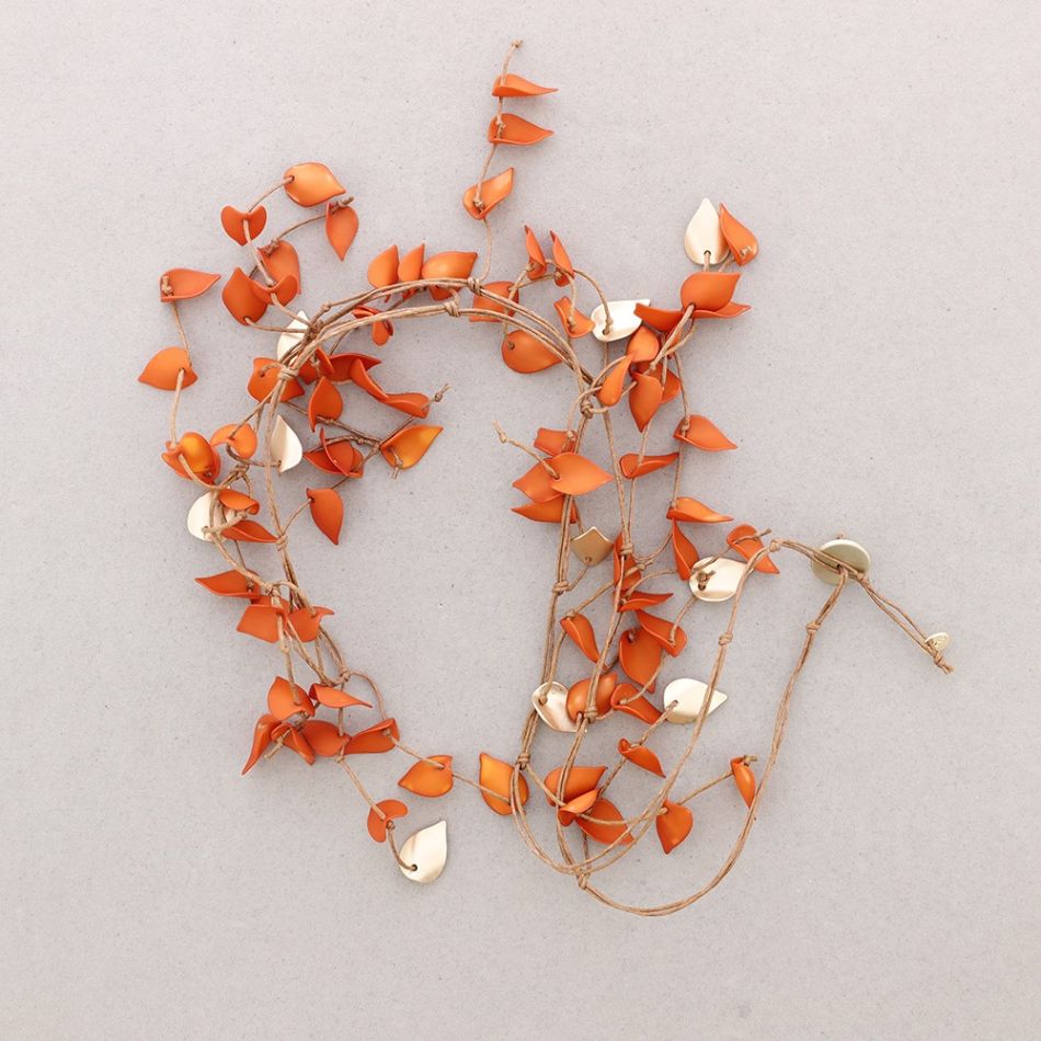LONG NECKLACE WITH RESIN PETALS PENDANTS