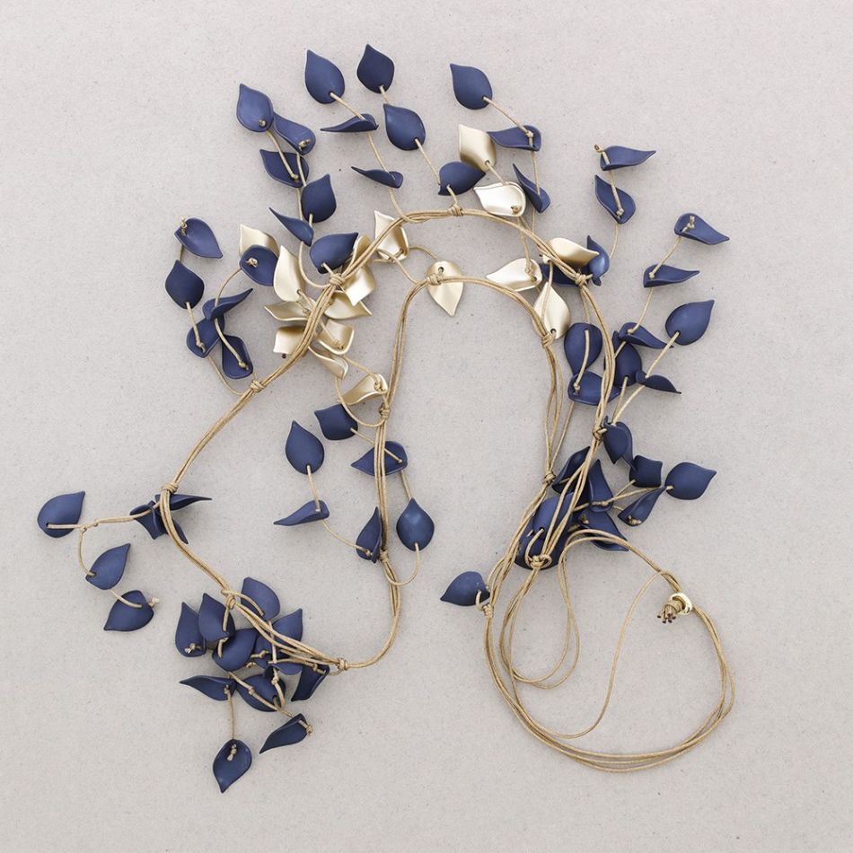 LONG NECKLACE WITH RESIN PETALS PENDANTS