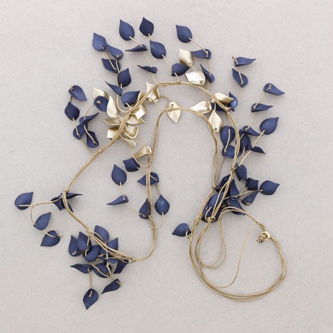 LONG NECKLACE WITH RESIN PETALS PENDANTS