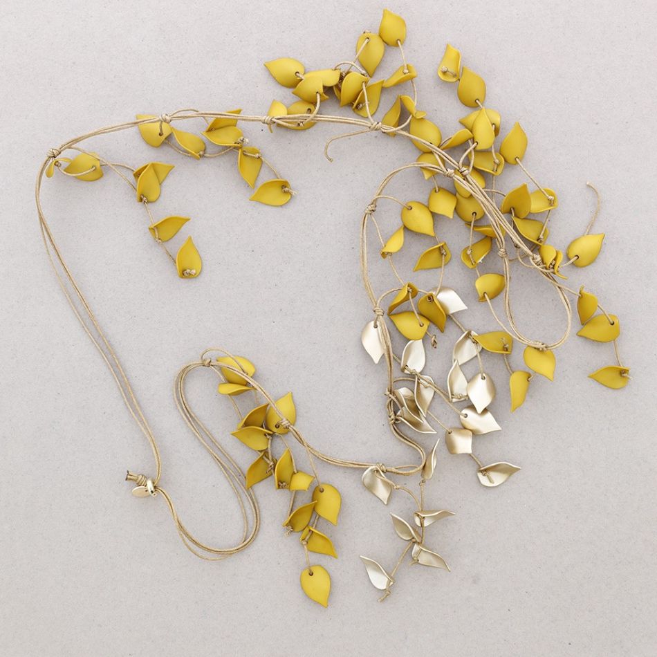 LONG NECKLACE WITH RESIN PETALS PENDANTS