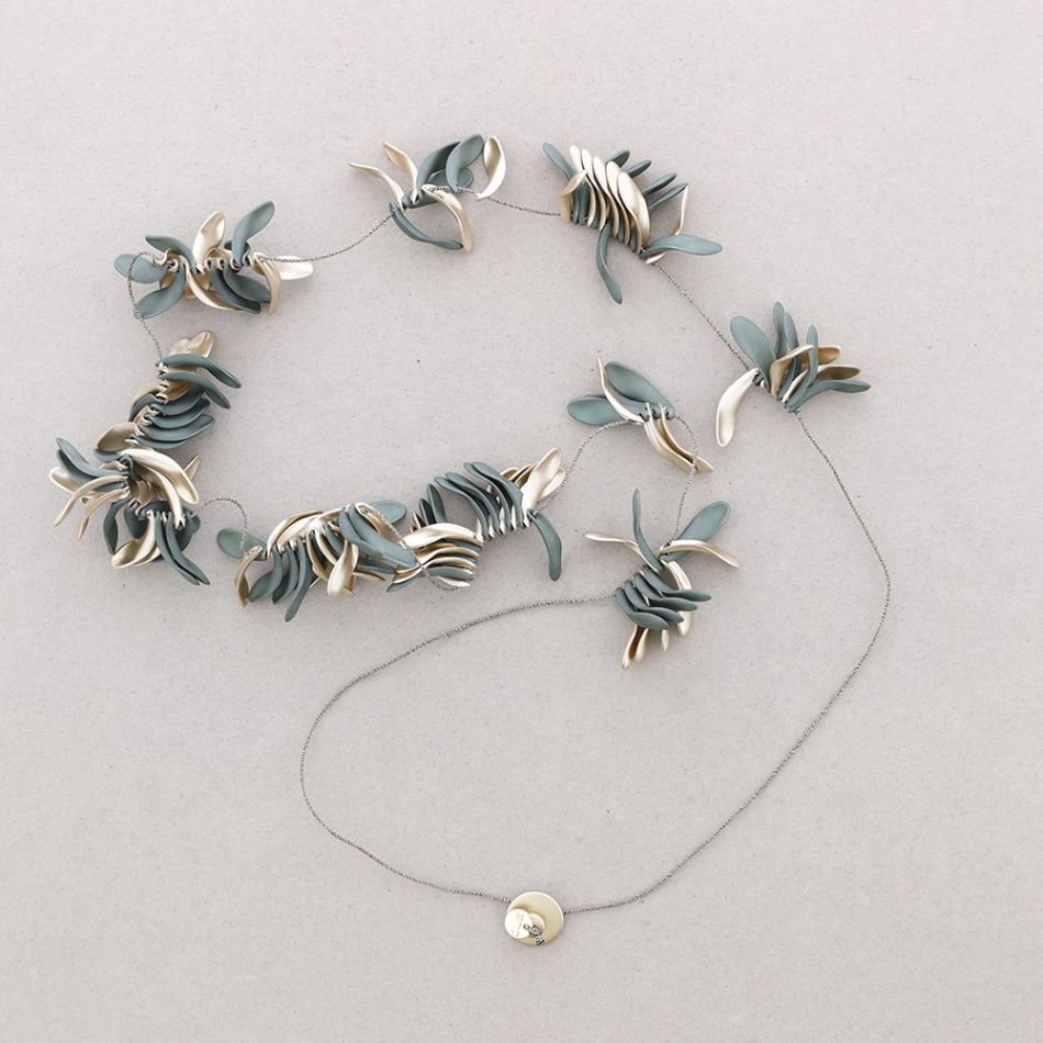 LONG NECKLACE WITH RESIN PETALS PENDANTS