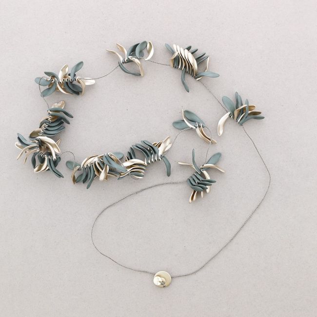 LONG NECKLACE WITH RESIN PETALS PENDANTS