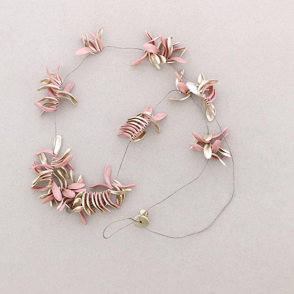 LONG NECKLACE WITH RESIN PETALS PENDANTS