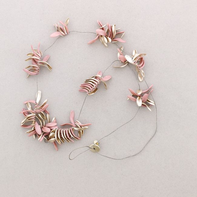 LONG NECKLACE WITH RESIN PETALS PENDANTS