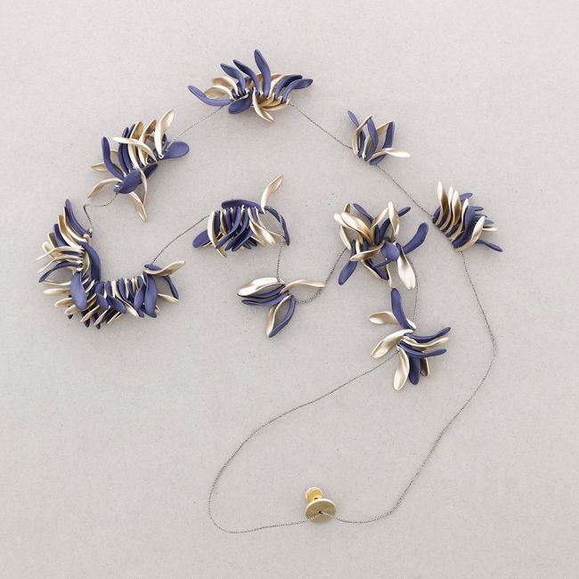 LONG NECKLACE WITH RESIN PETALS PENDANTS