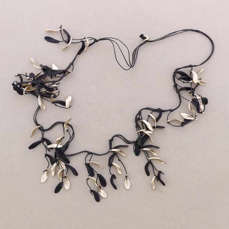 LONG NECKLACE WITH RESIN PETALS PENDANTS