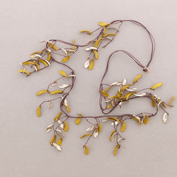 LONG NECKLACE WITH RESIN PETALS PENDANTS 2