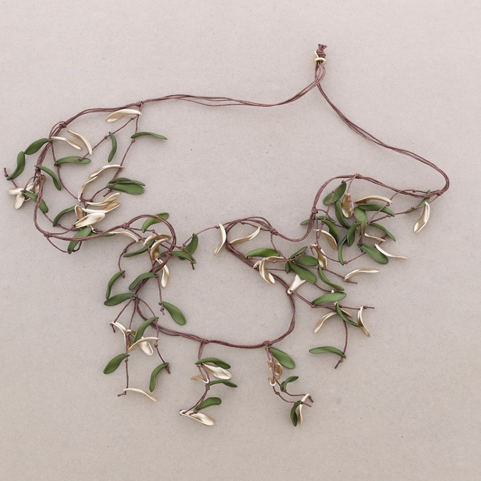 LONG NECKLACE WITH RESIN PETALS PENDANTS