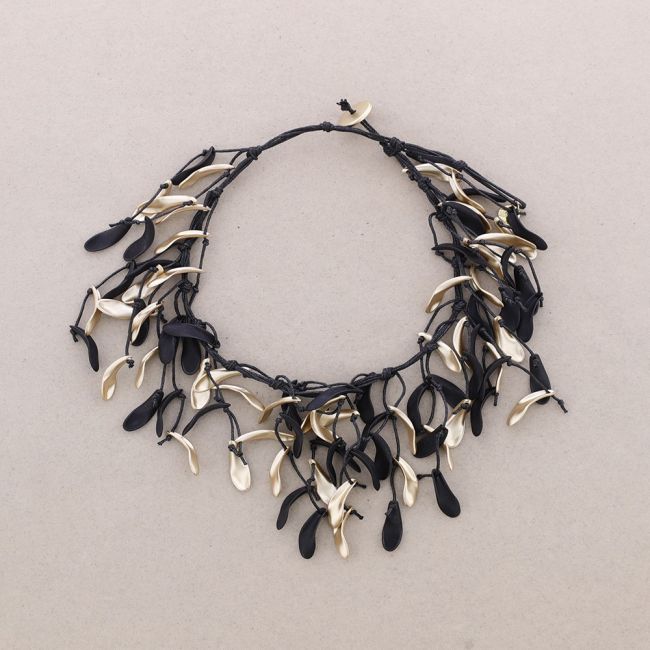 LONG NECKLACE WITH RESIN PETALS PENDANTS