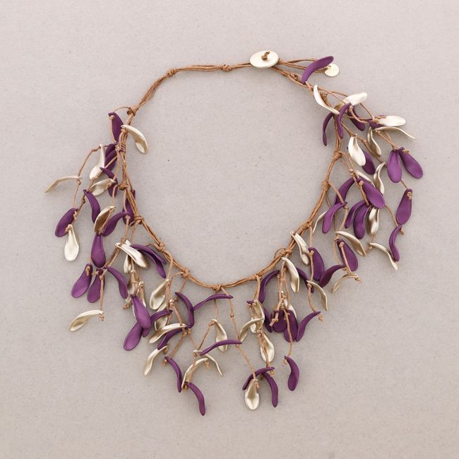 LONG NECKLACE WITH RESIN PETALS PENDANTS