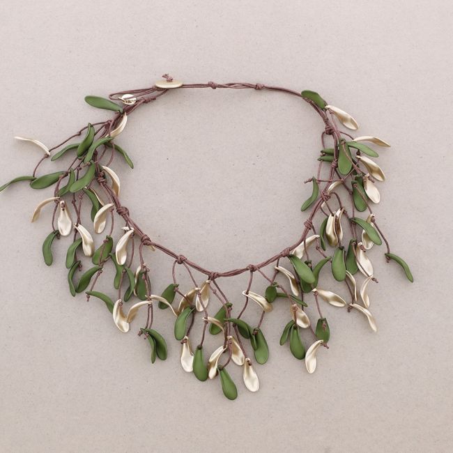 COLLAR LARGO COLGANTES PÉTALOS RESINA