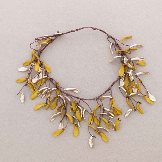 COLLAR LARGO COLGANTES PÉTALOS RESINA